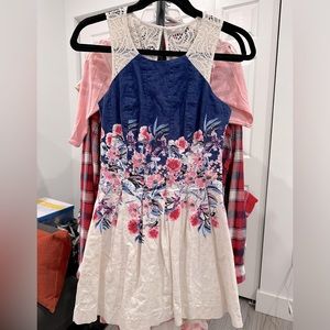 Guess Dress Size 4. (Runs 2-4) beautiful summer feel w great color and fabric.